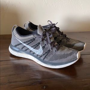 WOMENS NIKE RUNNING SHOES fly knit one